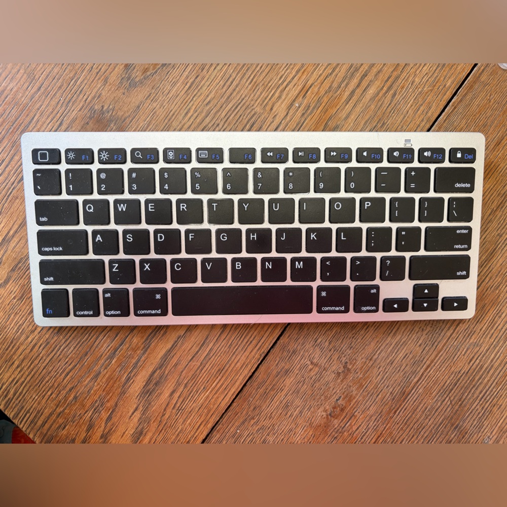 Omoton Slim Wireless Bluetooth Keyboard in Silver and Black